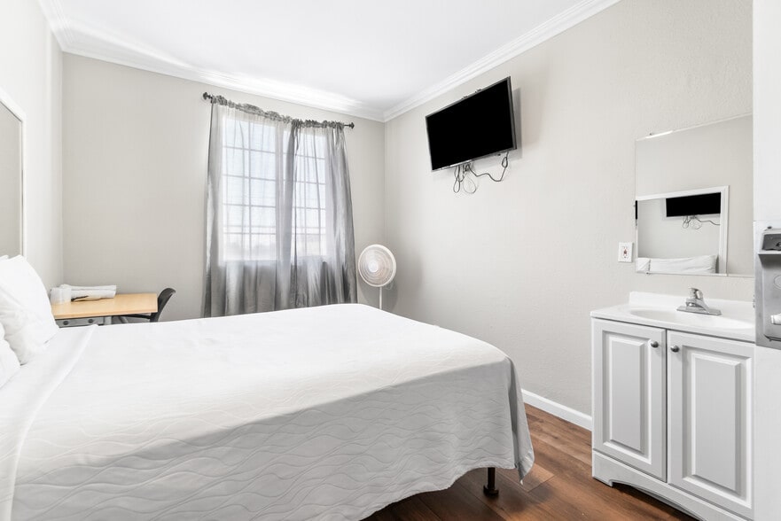 More Photos Of 825 W Gardena Blvd, Gardena Hotel For Sale