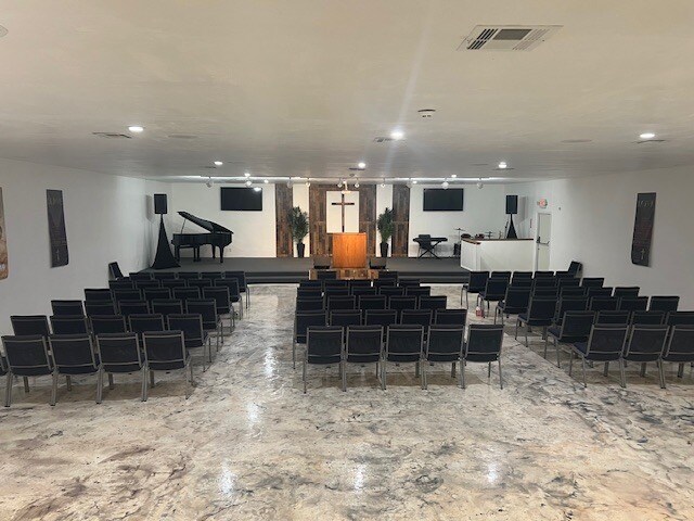 More Photos Of 14017 Huffmeister Rd, Cypress Religious Facility For Lease