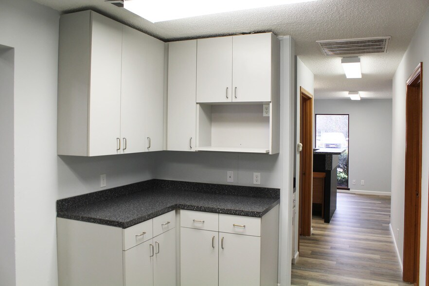 More Photos Of 1102-1108 Poplar Pl, Rogers Medical For Lease