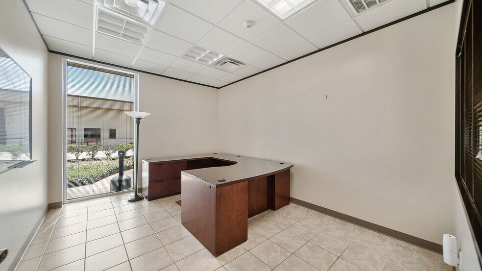 More Photos Of 701 S Persimmon St, Tomball Unknown For Lease