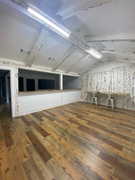 More Photos Of 585 S Morrison Blvd, Hammond Showroom For Sale