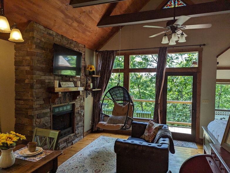More Photos Of 70 Dogwood Rdg, Eureka Springs Hotel For Sale