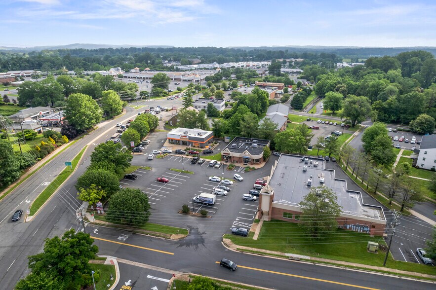 More Photos Of 322-323 W Lee Hwy, Warrenton Freestanding For Lease