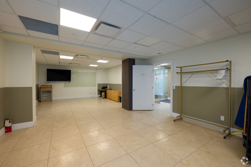 More Photos Of 1406 Centre St NE, Calgary Apartments For Sale