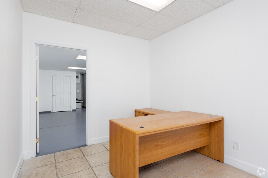 More Photos Of 2600 Aurora Rd, Melbourne Unknown For Lease