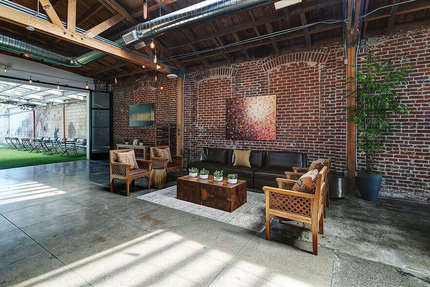 More Photos Of 3921 W Jefferson Blvd, Los Angeles Flex For Lease