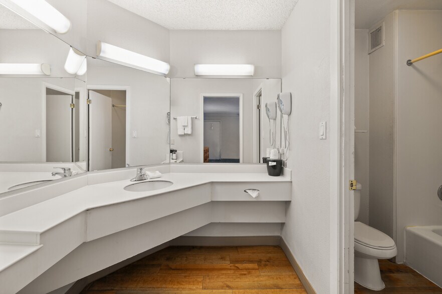 More Photos Of 2510 W Greenway Rd, Phoenix Hotel For Sale