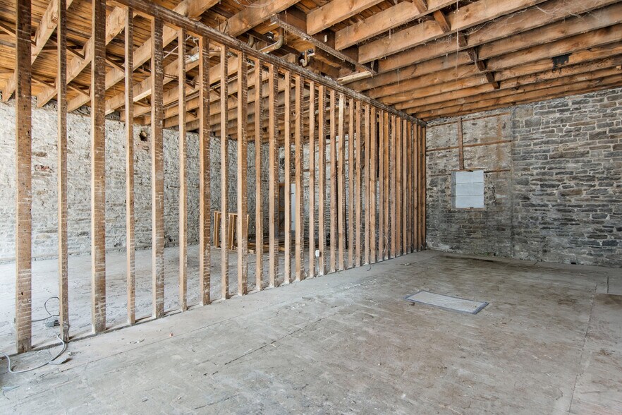 More Photos Of 187-199 King St W, Prescott Storefront Retail Residential For Lease