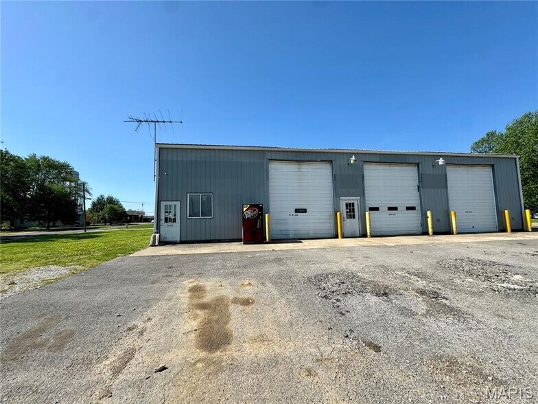 More Photos Of 100 W Foreman St, Jonesburg Showroom For Sale
