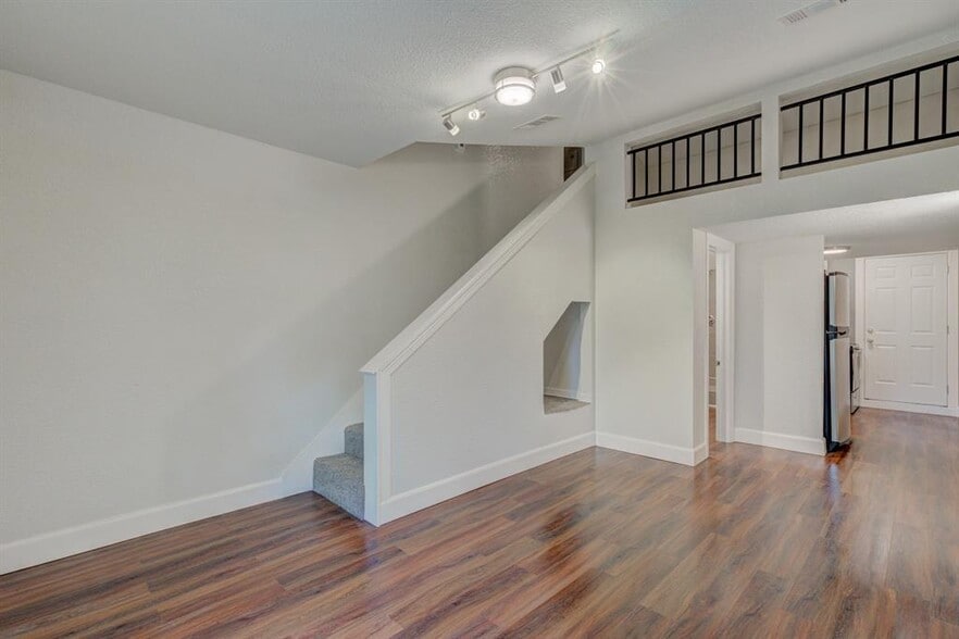 More Photos Of 2127-1 Maximilian St, Houston Apartments For Sale