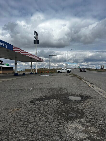 More Photos Of 1424 N Crawford St, Hardin Freestanding For Sale