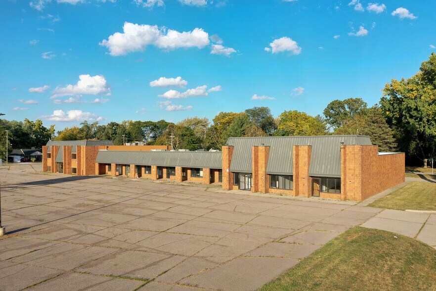 More Photos Of 38116-38160 S Gratiot Ave, Clinton Township Freestanding For Sale