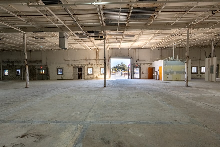 More Photos Of 2140 W Washington St, Orlando Distribution For Lease