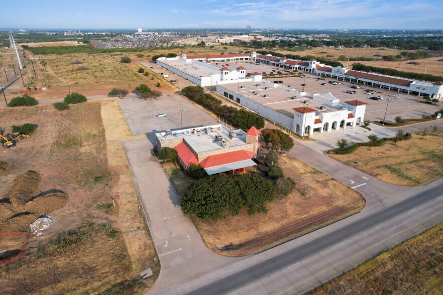 More Photos Of 5812 N Interstate 35, Denton Restaurant For Lease