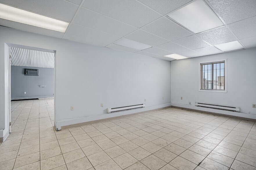 More Photos Of 19 Terry Fox Dr, Vankleek Hill Manufacturing For Sale