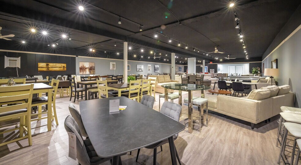 More Photos Of 32009 S Fraser Way, Abbotsford Storefront For Sale