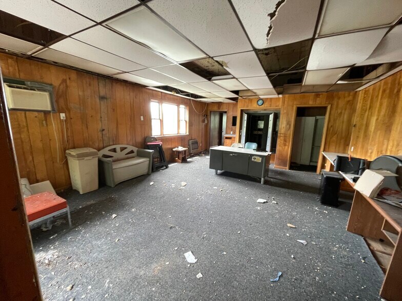 More Photos Of 786 Main St, Simpson Office For Sale