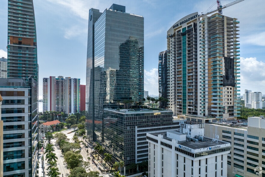 More Photos Of 1450 Brickell Ave, Miami Office For Lease