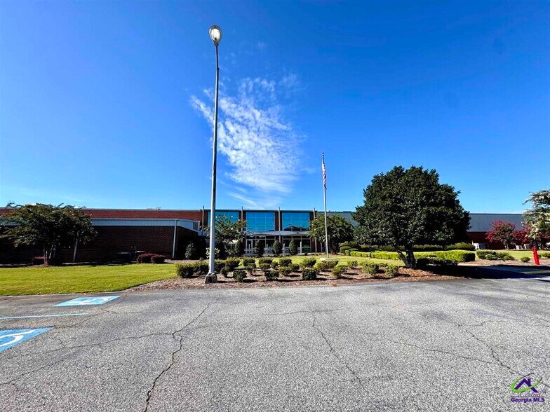 More Photos Of 801 Valley Dr, Perry Distribution For Lease