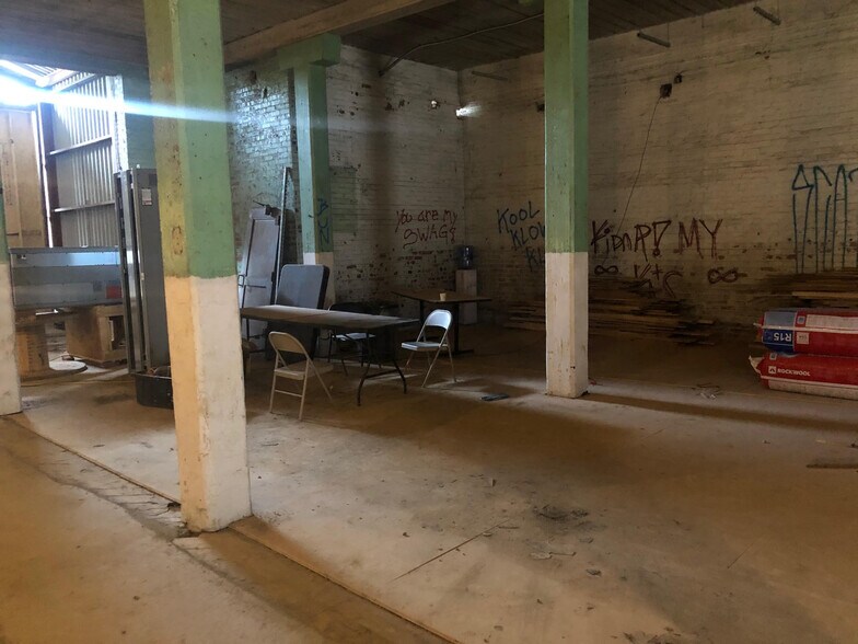 More Photos Of 1702 Fairview St, Greensboro Self Storage For Lease