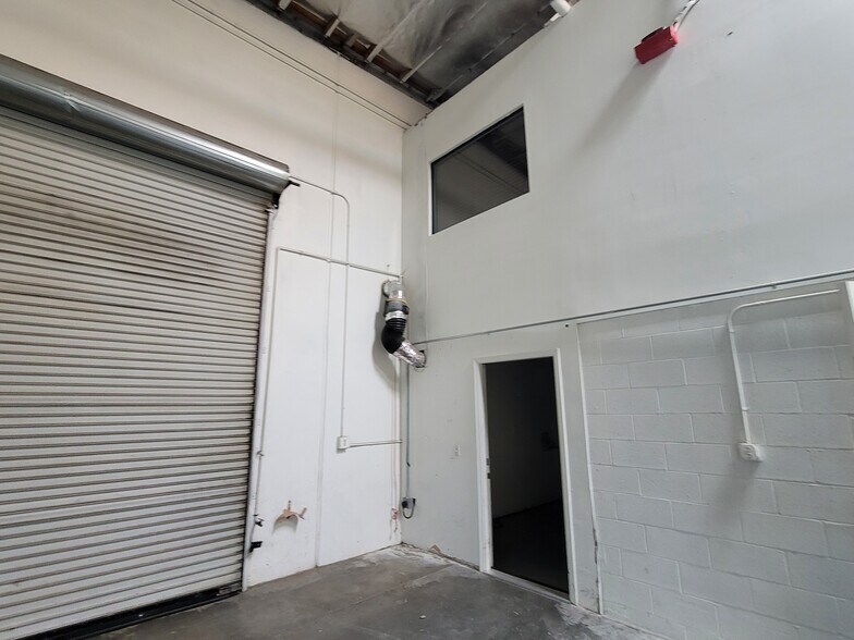 More Photos Of 800 S Rochester Ave, Ontario Warehouse For Lease