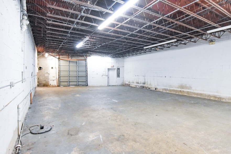 More Photos Of 7402-7408 Maxey Dr, Fort Washington Warehouse For Lease