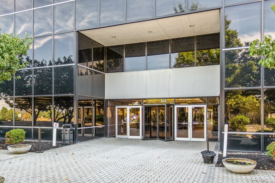 More Photos Of 900 US Highway 9 N, Woodbridge Office For Lease