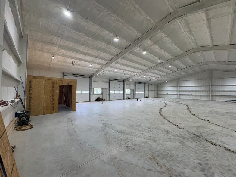 More Photos Of 130 Mission Dr, Sherman Warehouse For Lease