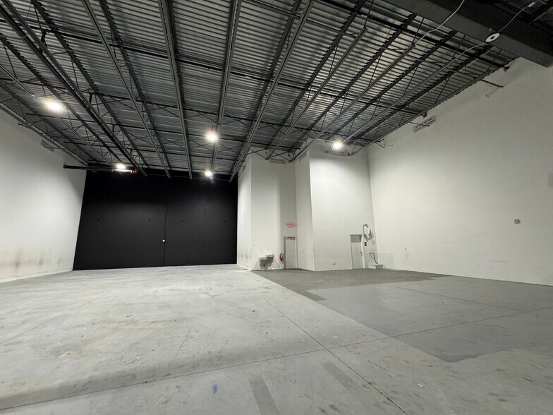 More Photos Of 6100 Shirley St, Naples Industrial For Lease