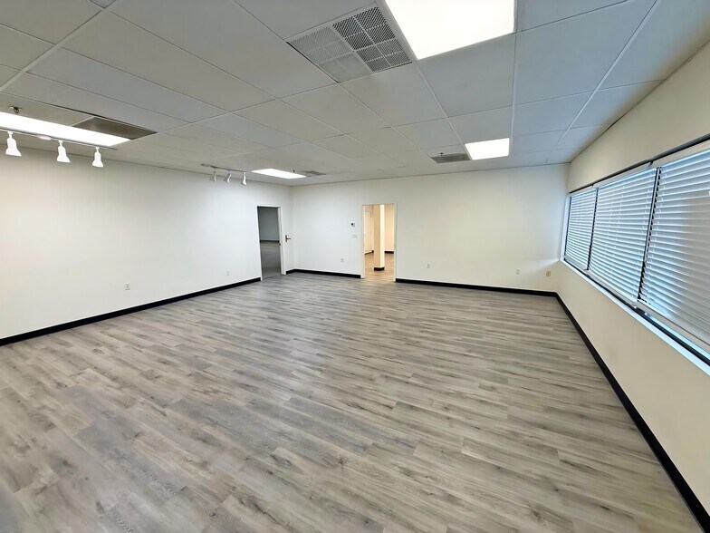 More Photos Of 420-460 Century Blvd, Wilmington Light Distribution For Lease