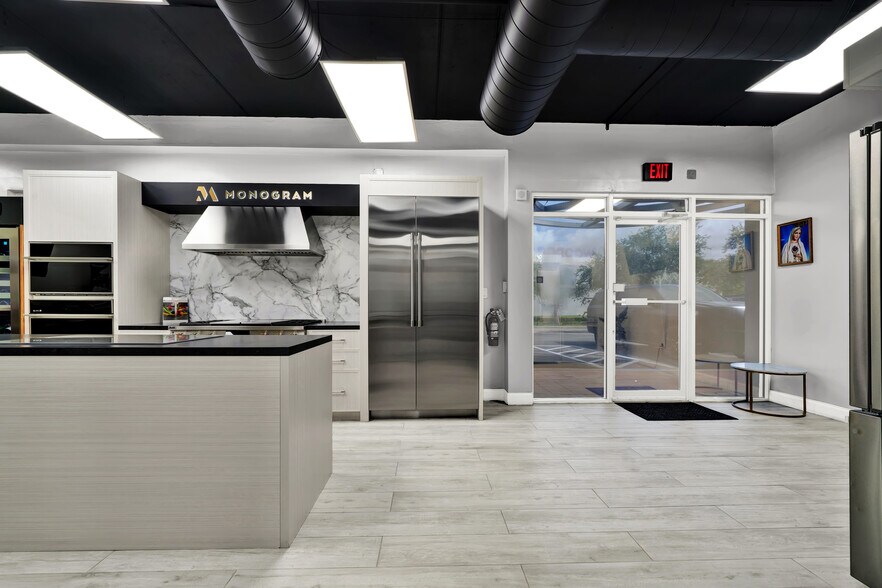 More Photos Of 7860 NW 46th St, Doral Distribution For Lease