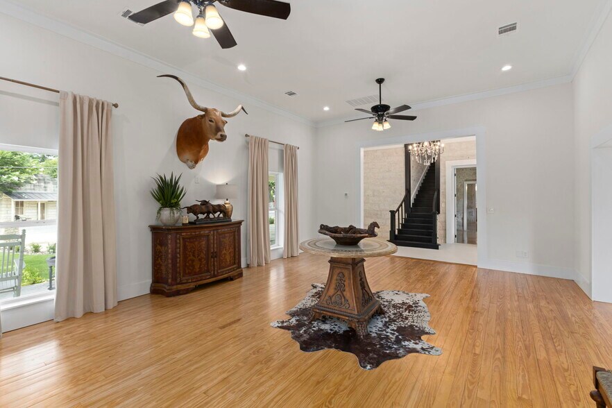More Photos Of 824 High St, Comfort Winery Vineyard For Sale