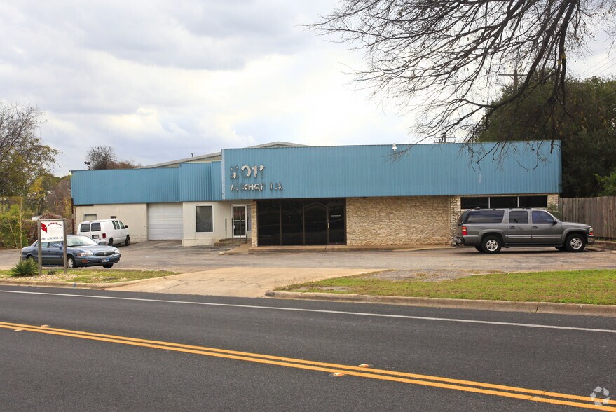More Photos Of 2011 Anchor Ln, Austin Warehouse For Lease