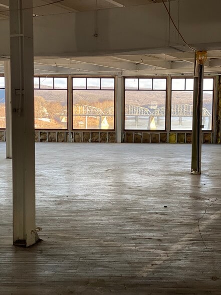 More Photos Of 350 Kennedy Blvd, Pittston Warehouse For Lease