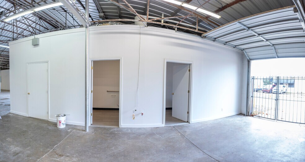 More Photos Of 109 Industrial Blvd, Austin Warehouse For Lease