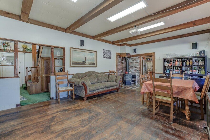 More Photos Of 718 Main St, Weaverville Hotel For Sale