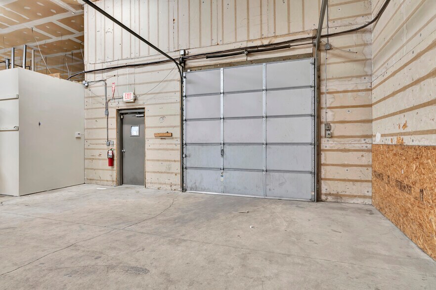More Photos Of 4 Lewis Cir, Wilmington Warehouse For Lease