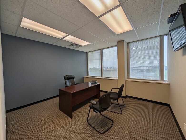 More Photos Of 401 S Earl Ave, Lafayette Office For Sale