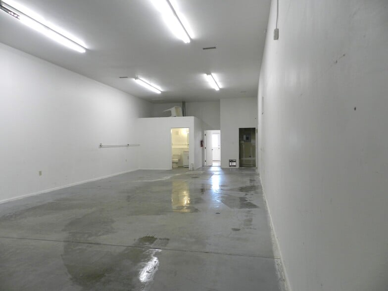 More Photos Of 3045 Aerotech Pky, Montrose Warehouse For Lease