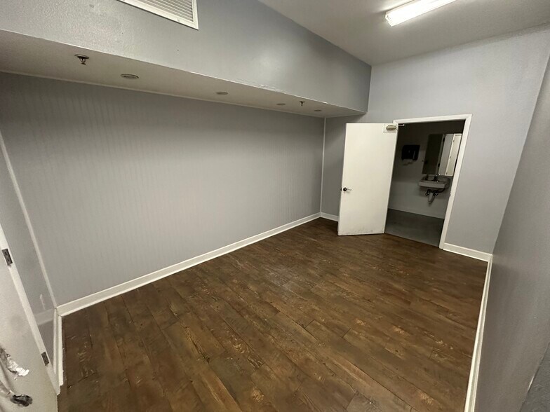 More Photos Of 4143 118th Ave N, Clearwater Warehouse For Lease