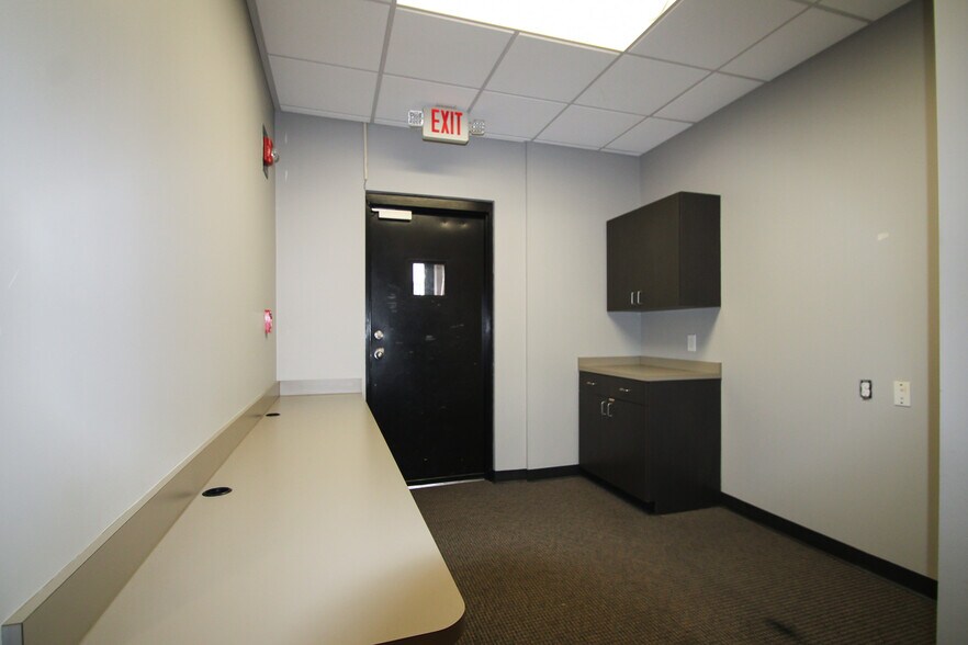 More Photos Of 9911 Shelbyville Rd, Louisville Office For Sale
