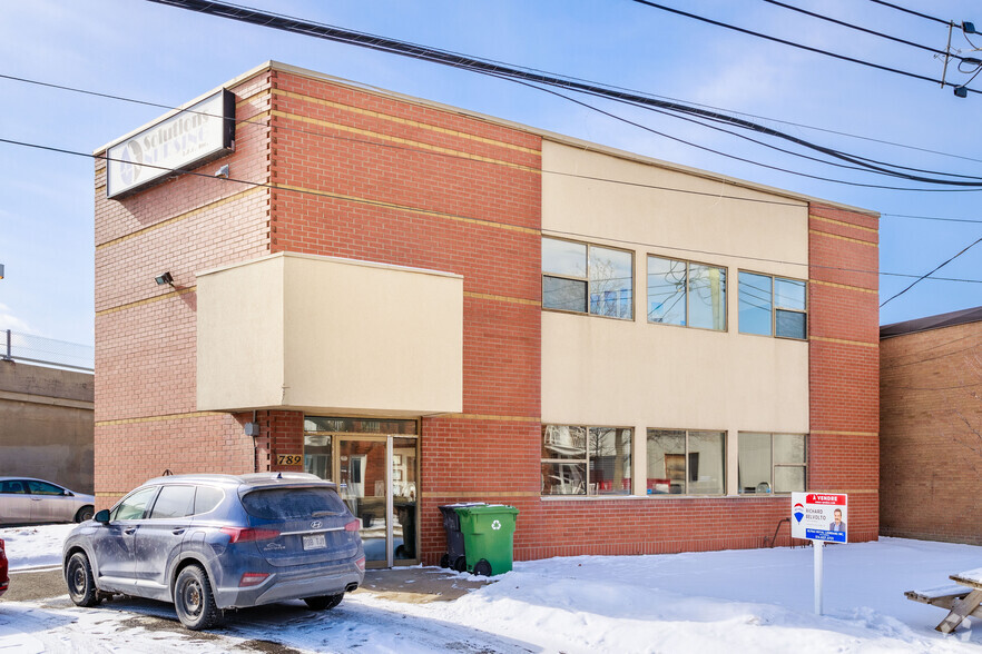 Primary Photo Of 789 Av George Leclaire, Montréal Office For Sale