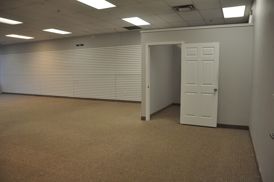 More Photos Of 609-621 Locust St, Monticello Storefront For Lease