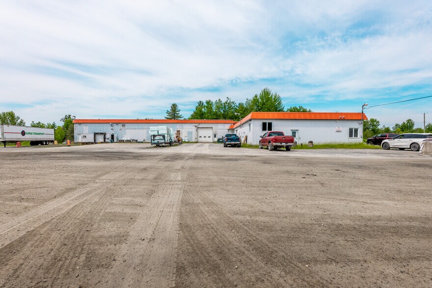 More Photos Of 70-72 Rue Principale, St-François-Xavier-de-Brompton Distribution For Lease