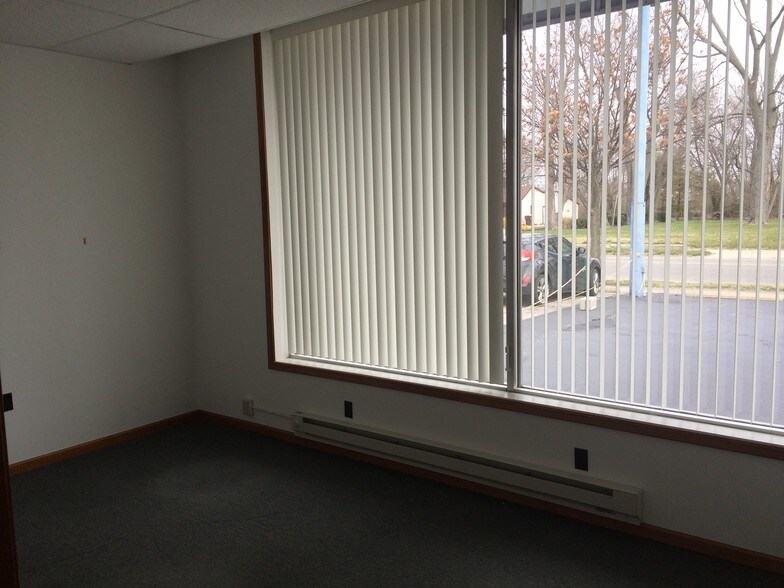 More Photos Of 2419 E High St, Springfield Storefront For Sale