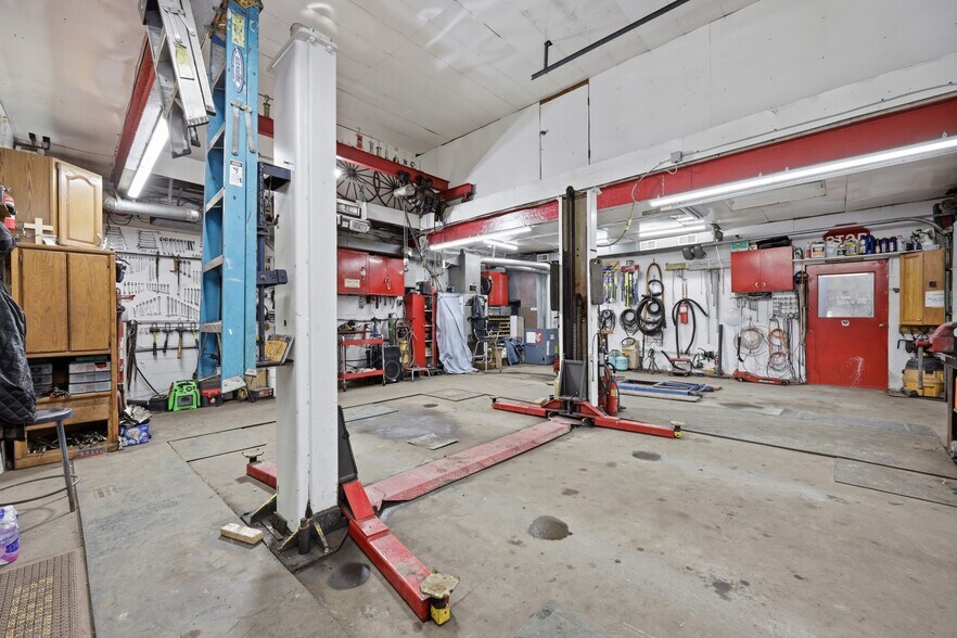 More Photos Of 2910 Louisiana Ave, Niagara Falls General Retail For Sale