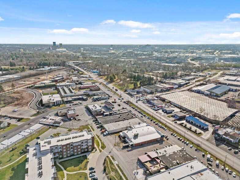 More Photos Of 1415-1419 Leestown Rd, Lexington General Retail For Sale