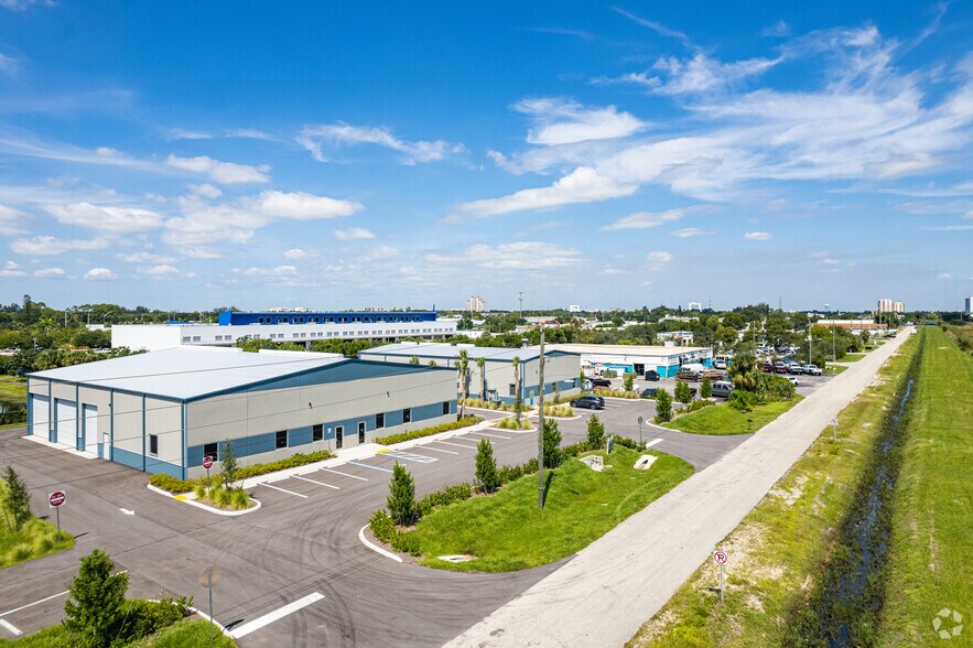 More Photos Of 3350 Palm Ave, Fort Myers Warehouse For Lease