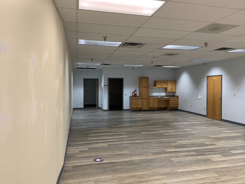 More Photos Of 300-340 Central City Plz, New Kensington General Retail For Sale