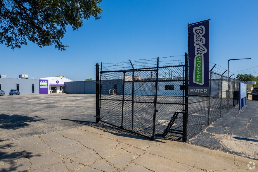 More Photos Of 2930 W Pafford St, Fort Worth Unknown For Lease